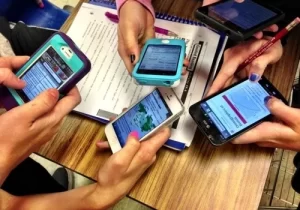 Por que os dispositivos móveis são proibidos nas aulas?
